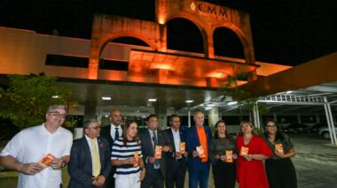 Caio André inaugura iluminação temática da CMM, em alusão à campanha ‘Março Laranja’