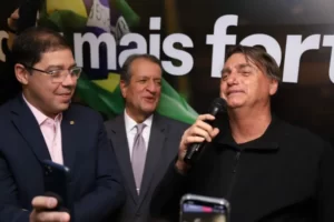 Leia mais sobre o artigo Bolsonaro rebate as críticas: “Continuo com o meu reloginho”