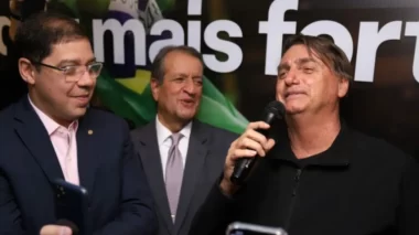 Bolsonaro rebate as críticas: “Continuo com o meu reloginho”