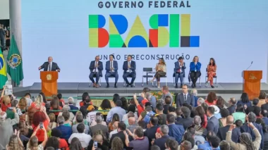 Relançamento do Bolsa Família tem oração e linguagem neutra