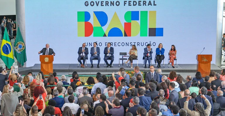 No momento, você está visualizando Relançamento do Bolsa Família tem oração e linguagem neutra