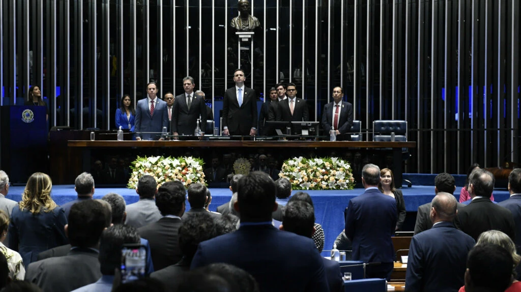 Você está visualizando atualmente Senadores definem que vão trabalhar só 3 dias por semana