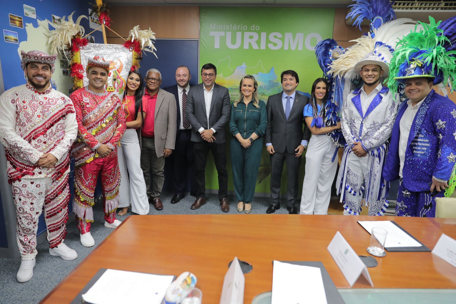 No momento, você está visualizando Wilson Lima se reúne com ministra do Turismo e apresenta dirigentes dos bumbás Caprichoso e Garantido