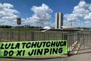 Leia mais sobre o artigo Cartaz diante do Congresso diz que Lula é “tchutchuca” de Xi