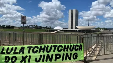 Cartaz diante do Congresso diz que Lula é “tchutchuca” de Xi