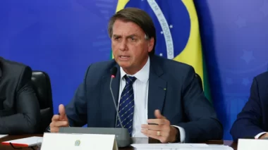 Bolsonaro chama Lauro Jardim de “fofoqueiro” após inverdades