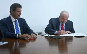 Leia mais sobre o artigo Lula convoca reunião de última hora com Haddad no Planalto