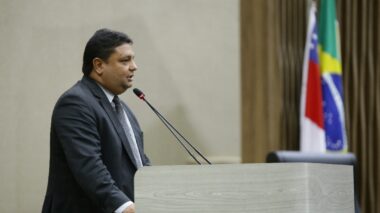 Caio André cobra melhorias para área afetada por alagamentos e risco de desbarrancamento, no Riacho Doce