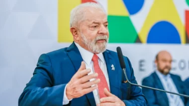 Sem provas, Lula diz que 8/1 foi organizado por Bolsonaro
