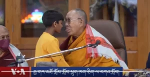 Leia mais sobre o artigo Dalai Lama pede a menino que ‘chupe sua língua’ e gera repulsa