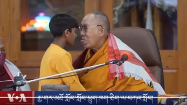 Dalai Lama pede a menino que ‘chupe sua língua’ e gera repulsa