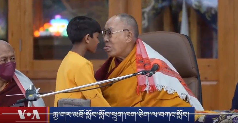 Você está visualizando atualmente Dalai Lama pede a menino que ‘chupe sua língua’ e gera repulsa