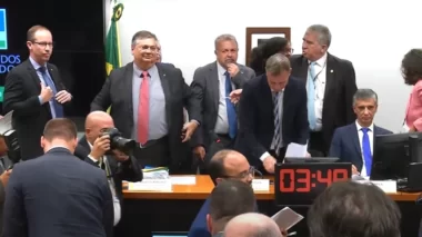 Dino abandona audiência após confusão e é chamado de “fujão”