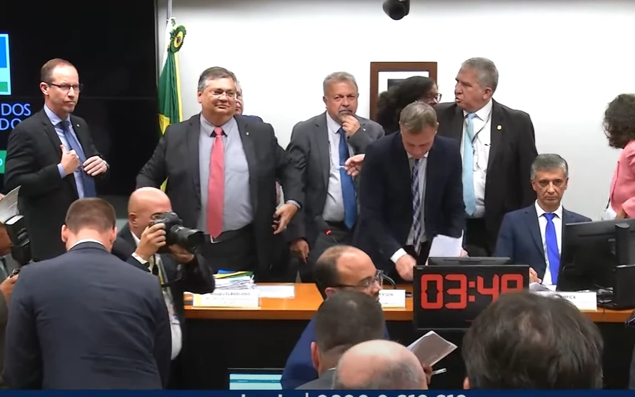 No momento, você está visualizando Dino abandona audiência após confusão e é chamado de “fujão”