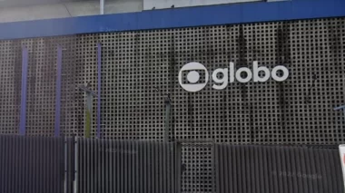 Após demitir jornalistas, Globo é alvo de protesto no Rio