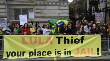 Lula é recebido com protesto em Londres: “Seu lugar é na prisão”