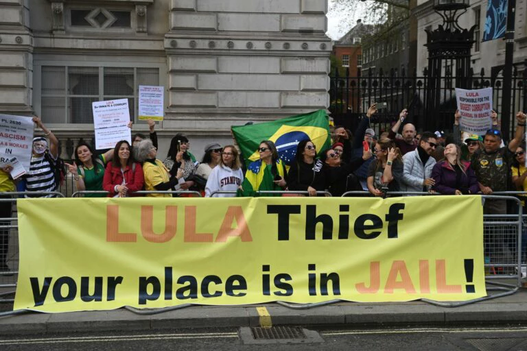 Você está visualizando atualmente Lula é recebido com protesto em Londres: “Seu lugar é na prisão”