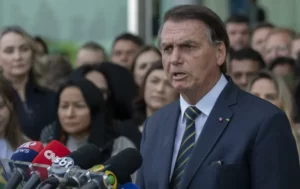 Leia mais sobre o artigo Bolsonaro diz que é perseguido e que nada justificaria sua prisão