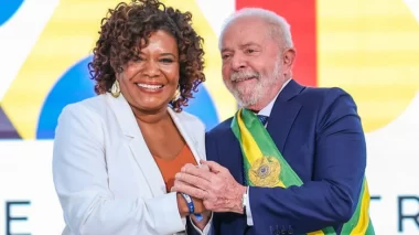 Ministra de Lula tem dinheiro, documentos e cartões furtados