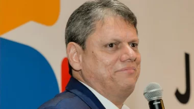 Tarcísio ofusca Lula e fixa novo mínimo em R$ 1.550 em SP