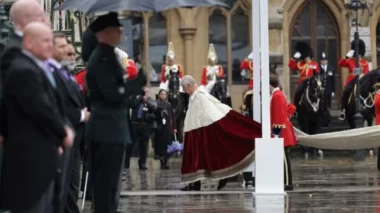 Charles III é coroado rei do Reino Unido