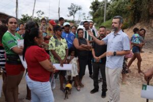 Leia mais sobre o artigo A pedido de Peixoto, comunidade Nossa Vitória recebe postes que vão levar energia elétrica ao local