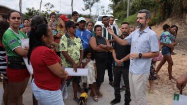 A pedido de Peixoto, comunidade Nossa Vitória recebe postes que vão levar energia elétrica ao local