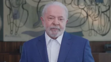 Lula anuncia em cadeia nacional reajuste de R$ 18 no mínimo
