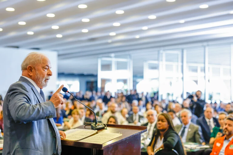No momento, você está visualizando Cerimonialista interrompe Lula e “encerra” evento antes da hora