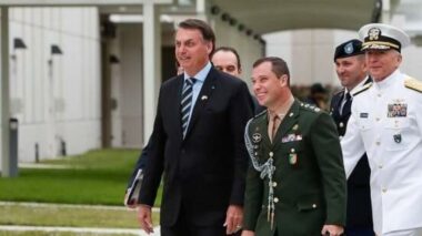 PF prende Mauro Cid e faz buscas na casa de Bolsonaro