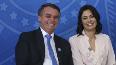 Deputada do PSOL aciona MPF para Bolsonaro e Michelle vacinar filha caçula.