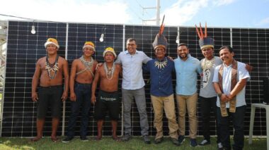 Brilha Amazonas: Wilson Lima entrega placas de energia solar a comunidades indígenas do Rio Negro