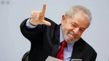 Ipec: aprovação do governo Lula oscila para baixo e chega a 37%