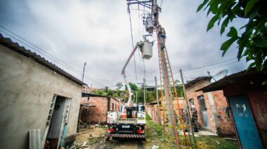 Peixoto cumpre promessa e leva energia elétrica para a Comunidade Nossa Vitória