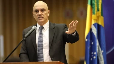 “Não sou comunista”, diz Moraes ao defender controle das redes