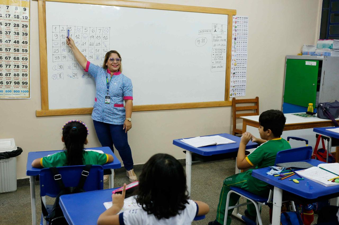 Você está visualizando atualmente Com o reajuste de 8%, amplitude salarial de docentes em início e final de carreira no AM ultrapassa R$ 10 mil