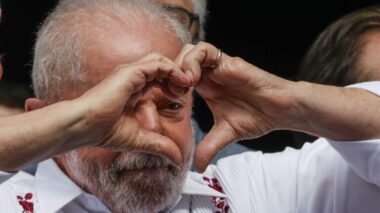Lula se inspira em Bolsonaro e fará live no mesmo formato
