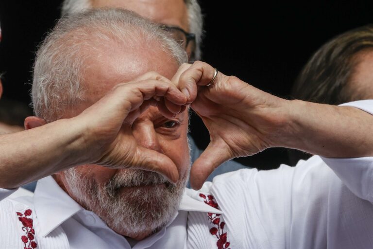 Você está visualizando atualmente Lula se inspira em Bolsonaro e fará live no mesmo formato