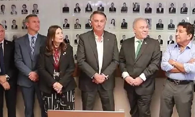 Você está visualizando atualmente “Vou ver se Valdemar me paga”, ironiza Bolsonaro sobre bloqueio