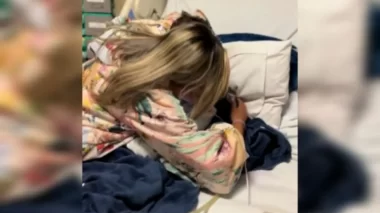 Mãe reencontra filho que passou 16 dias em coma e emociona web