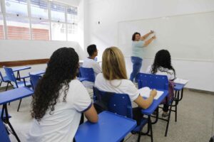 Leia mais sobre o artigo Governo do Amazonas reafirma compromisso com educadores e realiza pagamento de progressões verticais