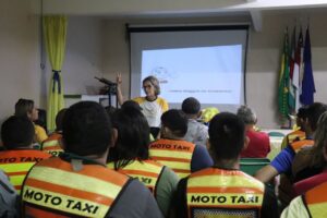 Leia mais sobre o artigo Parintins 2023: Mototaxistas participam de palestra sobre qualificação profissional e segurança no trânsito