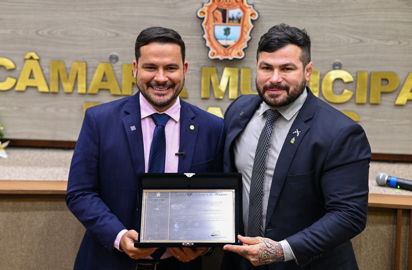 Você está visualizando atualmente Proposto por Capitão Carpê, Capitão Alberto Neto recebe Título de Cidadão de Manaus na CMM