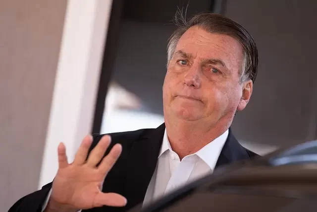 Você está visualizando atualmente Bolsonaro se desculpa por divulgar fake news: “Equívoco da minha parte”