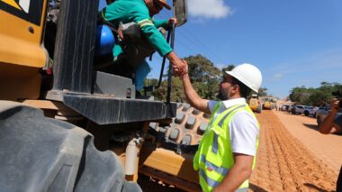 Wilson Lima vistoria obras na AM-010 e destaca importância da via para o desenvolvimento econômico
