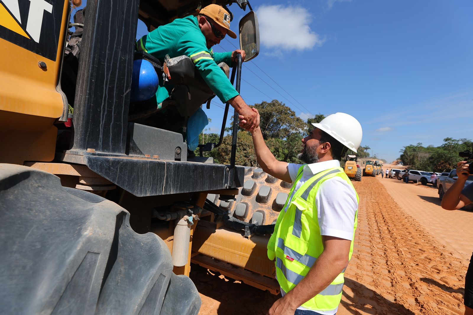 No momento, você está visualizando Wilson Lima vistoria obras na AM-010 e destaca importância da via para o desenvolvimento econômico