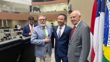Armando Mendes recebe homenagem na Espi, instituição que administra o Bolsa Universidade criada por seu pai, Amazonino Mendes