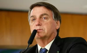 Leia mais sobre o artigo Bolsonaro chora ao ver médico que o operou após facada