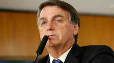 Bolsonaro chora ao ver médico que o operou após facada