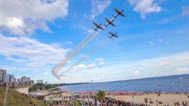 Manaus recebe espetáculo da Esquadrilha da Fumaça, na Ponta Negra